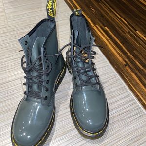 DR. MARTENS 1460 W IN GREY PATENT LAMPER